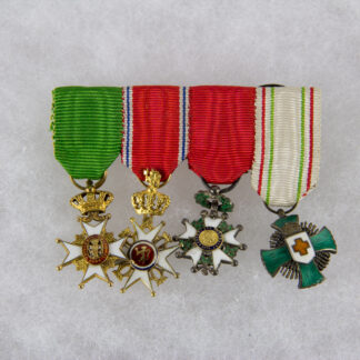 Miniaturspange, Schweden, erste Hälfte 20. Jh., Miniaturen zum 1. Wasa Orden, Schweden, Ritter, Gold, zum 2. Olaf Orden, Norwegen, Ritter, Gold, zum 3. Orden der Ehrenlegion, Frankreich, Silber/Gold, Emaille mit Chip und zum 4. Ehrenzeichen vom Roten Kreuz, Ungarn Verdienstkreuz, Tragespuren. H: 28 mm, www.beyreuther.de