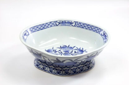 Schale, China, 18. Jh., ungemarkt, rhombische Form, auf Stand, bemalt mit Glückspfirsichen in blau, Gebrauchsspuren, guter Zustand. H: 8,5 cm, L: 21,5 cm, www.beyreuther.de