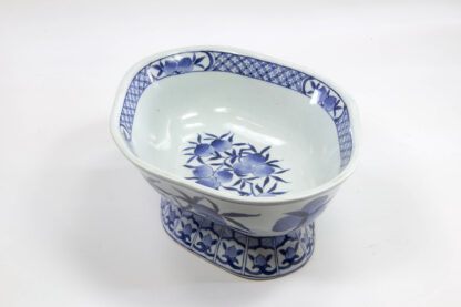 Schale, China, 18. Jh., ungemarkt, rhombische Form, auf Stand, bemalt mit Glückspfirsichen in blau, Gebrauchsspuren, guter Zustand. H: 8,5 cm, L: 21,5 cm, www.beyreuther.de