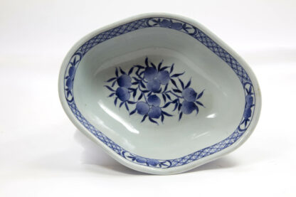 Schale, China, 18. Jh., ungemarkt, rhombische Form, auf Stand, bemalt mit Glückspfirsichen in blau, Gebrauchsspuren, guter Zustand. H: 8,5 cm, L: 21,5 cm, www.beyreuther.de