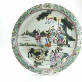 Großer Zierteller, China, 19./20. Jh., im Fond Darstellung einer Zeremonie, feine Malerei, guter Zustand. D: 45 cm, www.beyreuther.de