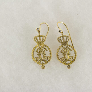 Paar Ohrringe, um 1900, 585er Gold, 7,0 g, bekröntes Monogramm von Prinz Eitel Friedrich von Preußen, umschlossen von der Kollane des schwarzen Adler Ordens, mit je einen Diamanten besetzt, äußerst seltene Geschenkohrringe, vermutlich eine Fertigung des Dedo Gadebusch, Potsdam, sehr guter Zustand. L: 40 mm, www.beyreuther.de