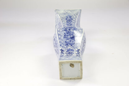 Vase, China, 18.Jh./19. Jh., ungemarkt, Blaumalerei, Unterglasur, am Lippenrand starke Restaurierung. H: 27 cm, www.beyreuther.de