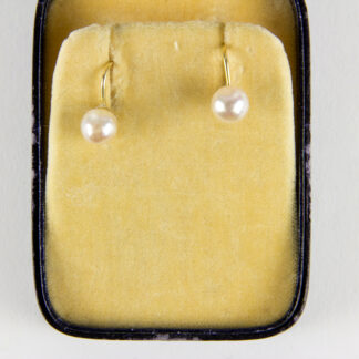 Paar Ohrringe, Schweden, Gold, gestempelt mit Schwedischer Krone, besetzt mit Perle, gebrauchter Zustand. D: 7 mm, www.beyreuther.de