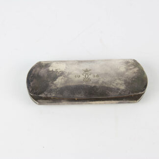 Brillenetui, Schweden, 1936, Silber gestempelt, 84 g, mit Kneifer, verziert mit bekrönten Monogramm mit Grafenkrone, innen mit Filz ausgeschlagen, Gebrauchsspuren, Filz stellenweise gelöst. L: 12 cm, www.beyreuther.de