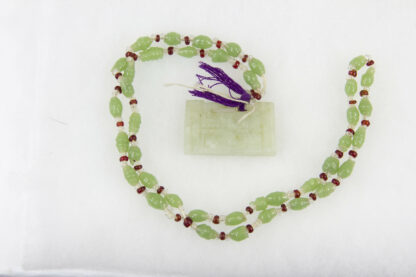 Kette, China, Anf. 20. Jh., grüne und rote Glasperlen, Jadeanhänger. L: 32 cm, chain, China, 20th century, green and red glass pearls, good condition, www.beyreuther.de