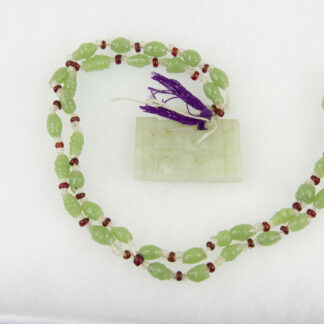 Kette, China, Anf. 20. Jh., grüne und rote Glasperlen, Jadeanhänger. L: 32 cm, chain, China, 20th century, green and red glass pearls, good condition, www.beyreuther.de
