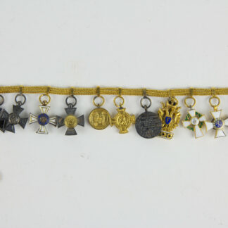 Miniaturkettchen, Deutschland, Ende 19. Jh., Gold, Miniaturen zu den Orden: 1. EK II 1870, Silber, 2. Roter Adler IV. Klasse, 1. Modell Silber, 3. Kronenorden III. Klasse, Gold, 4. Landwehrauszeichnung Silber, Gold, 5. Kompetantenmedaille 1870, 6. Kompetantenkreuz 1866, 7. Centenarmedaille, 8. Orden der Eisernen Krone, III. Klasse, Gold, 9. Albrecht Orden, Ritter, I. Klasse, Gold, 1. Modell, 10. Philipporden, Ritter, I. Klasse, Gold, 11. Orden vom Weißen Falken, Ritter, II. Klasse, 1. Modell, Provenienz: Walter Kyllmann, www.beyreuther.de