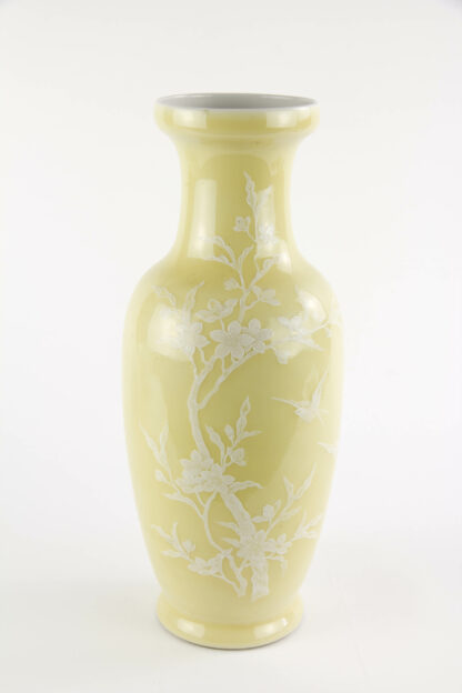 Vase, China, 20. Jh., gemarkt, gelber Fond mit aufgesetzten Kirschblüten, und Zweigen mit Vögeln in weiß, unbeschädigt, Gebrauchsspuren. H: 31 cm, www.beyreuther.de