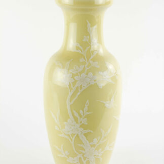 Vase, China, 20. Jh., gemarkt, gelber Fond mit aufgesetzten Kirschblüten, und Zweigen mit Vögeln in weiß, unbeschädigt, Gebrauchsspuren. H: 31 cm, www.beyreuther.de