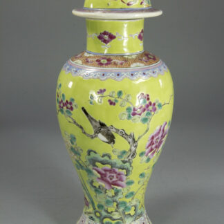 Vase, China, 19. Jh., ungemarkt, apfelgrüner Grund, bemalt mit Blumen und Vogel, Anf. des 20. Jh. , feine Malerei, als Lampenfuß montiert, Chip am Lippenrand, Löcher in Deckel und Boden, sonst unbeschädigt. H: 26 cm, www.beyreuther.de