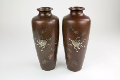 Paar Vasen Japan, Meiji-Taisho Periode, signiert, Bronze, verziert mit Spatz und Chrysanthemen in Gold, Silber und Kupfer eingelegt, eine Vase mit 2 Dellen, sonst guter Zustand. www.beyreuther.de