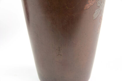 Paar Vasen Japan, Meiji-Taisho Periode, signiert, Bronze, verziert mit Spatz und Chrysanthemen in Gold, Silber und Kupfer eingelegt, eine Vase mit 2 Dellen, sonst guter Zustand.