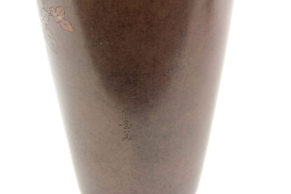 Paar Vasen Japan, Meiji-Taisho Periode, signiert, Bronze, verziert mit Spatz und Chrysanthemen in Gold, Silber und Kupfer eingelegt, eine Vase mit 2 Dellen, sonst guter Zustand.