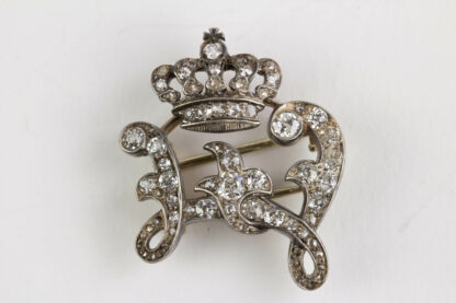 Geschenknadel, um 1900, Rotgold, Steine in Silber gefasst, Bekröntes W für Wilhelmina der Niederlande, mit Diamanten besetzt. B: 2,5 cm. 6,2 g. www.beyreuther.de
