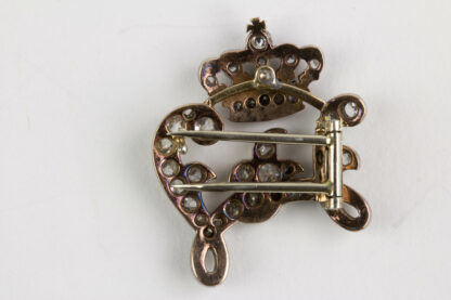 Geschenknadel, um 1900, Rotgold, Steine in Silber gefasst, Bekröntes W für Wilhelmina der Niederlande, mit Diamenten besetzt. B: 2,5 cm. 6,2 g.