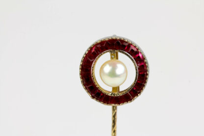 Krawattennadel, 20. Jh., 585er Gold, ungestempelt, Ring mit Rubinen besetzt, in Mitte Perle, sehr elegant, L: 6 cm, 1,6 g. www.beyreuther.de
