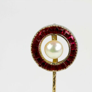 Krawattennadel, 20. Jh., 585er Gold, ungestempelt, Ring mit Rubinen besetzt, in Mitte Perle, sehr elegant, L: 6 cm, 1,6 g. www.beyreuther.de