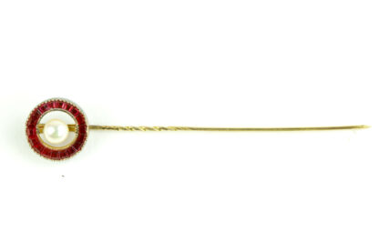 Krawattennadel, 20. Jh., 585er Gold, ungestempelt, Ring mit Rubinen besetzt, in Mitte Perle, sehr elegant, L: 6 cm, 1,6 g.