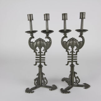 Paar Leuchter, China, 19./20. Jh., Zinn, verzierter Stand, Mittelteil in Form einer Fledermaus, herausnehmbar, Gebrauchsspuren. H: 36 cm. A pair of candleholder, China, tin, in the middle shape of a bat, good condition. www.beyreuther.de