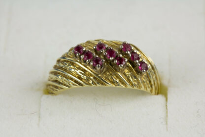 Ring, 585er Gold gestempelt, besetzt mit kleinen Rubinen, getragen, Gebrauchsspuren, Ringgröße 54, ca. 17,4 mm