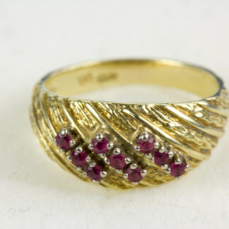 Ring, 585er Gold gestempelt, besetzt mit kleinen Rubinen, getragen, Gebrauchsspuren, Ringgröße 54, ca. 17,4 mm, www.beyreuther.de