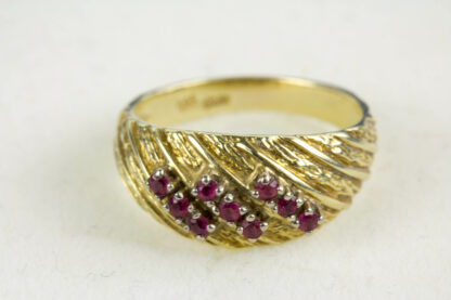 Ring, 585er Gold gestempelt, besetzt mit kleinen Rubinen, getragen, Gebrauchsspuren, Ringgröße 54, ca. 17,4 mm, www.beyreuther.de