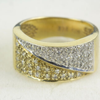 Ring, 20. Jh., 585er Gold, 5,6 g, ca. 0,20 ct, Gelb- und Weissgold, mit kleinen Diamanten besetzt, Tragespuren. D: 16 mm. www.beyreuther.de