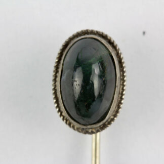 Krawattennadel, Anf. 20. Jh., Silber, grüner, gefasster, ovaler Stein. L: 6,4 cm.