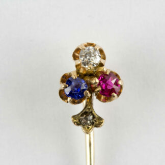 Krawattennadel, um 1900, 585er Gold, ungemarkt, in Form eines Kleebalttes, mit Saphier, Diamant und Rubin besetzt, im Stil kleiner Rosendiamant. L: 5,5 cm. www.beyreuther.de