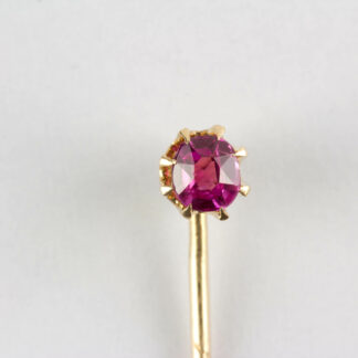 Krawattennadel, um 1900, 585er Gold, gestempelt, gefasster Rubin. L: 5 cm.