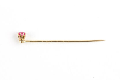 Krawattennadel, um 1900, 585er Gold, gestempelt, gefasster Rubin. L: 5 cm.