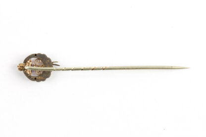 Krawattennadel, Ende 19. Jh., 585er Gold, und Silber, ungemarkt, halbmondförmig, graviert mittig Kleeblatt, mit Rubin, Perle und Saphir besetzt. L: 6 cm.