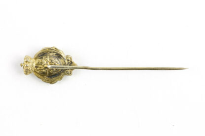 Krawattennadel, um 1900, Silber vergoldet, emailliertes, sächsisches Wappen, flankiert von Palmzweigen und bekrönt, rückseitig Polnisch-Litauisches Wappen, rechter Palmzweig beschädigt. L: 5,5 cm.