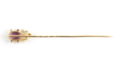 Krawattennadel, um 1870, 585er Gold, ungemarkt, mittig Amethyst, flankiert von kleinen Perlen, Amethyst auf der rechten Seite mit kleinen Chip, schöne Juwelierarbeit. L: 7 cm.