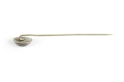 Krawattennadel, Anf. 20. Jh., Silber, grüner, gefasster, ovaler Stein. L: 6,4 cm.