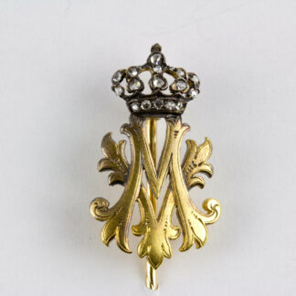 Geschenknadel, um 1900, gemarkt mit A1 für Wien und AL, im Etui von Moritz Hübner, Wien, Gold, Erzherzogin Marie Valerie von Österreich, vierte Kind von Kaiser Franz Joseph und Kaiserin Elisabeth (Sissi), auch als "ungarisches Kind" bezeichnet, Goldenes Monogramm MW, mattiert, Krone mit Rosendiamanten besetzt. H: 25 mm. www.beyreuther.de