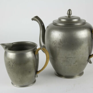 Kaffeekanne und Kännchen, Zinn, datiert 1861, mit Initialen, ungemarkt, guter Zustand, Schnepfe beschädigt. H: 11 cm und 20 cm. www.beyreuther.de