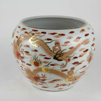 Vase, Japan, 20. Jh., verziert im Umdruckdekor mit Drachen coloriert und vergoldet, unbeschädigt, Gebrauchsspuren, sehr dekorativ. H: 22 cm.