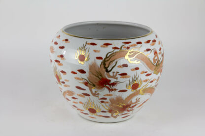 Vase, Japan, 20. Jh., verziert im Umdruckdekor mit Drachen coloriert und vergoldet, unbeschädigt, Gebrauchsspuren, sehr dekorativ. H: 22 cm, www.beyreuther.de