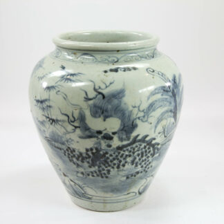 Vase, China, wohl Ming? (1368-1644), gemarkt Chia Ching, verziert mit blauer Malerei, Qilins in Landschaft, Brand- und Glasurfehler, Rotflecken, sonst unbeschädigt. H: 24 cm. www.beyreuther.de