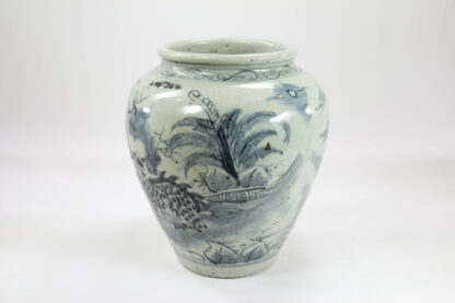 Vase, China, wohl Ming? (1368-1644), gemarkt Chia Ching, verziert mit blauer Malerei, Qilins in Landschaft, Brand- und Glasurfehler, Rotflecken, sonst unbeschädigt. H: 24 cm.