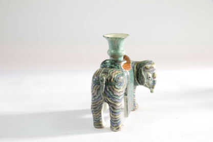 Leuchter, China, 19. Jh., in Form eines Elefanten mit Tülle auf dem Rücken, Familie Verte, unbeschädigt. H: 16,5 cm. Candleholder, China, 19th century, shape of an elephant, family verte, undamaged.