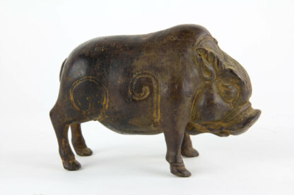 Figur, Java, Indonesien, im Stil des 14. Jh., Bronze, Schwein, feiner Guss mit Patina. H: 11 cm, L: 16 cm.