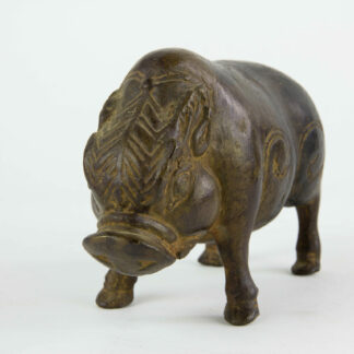 Figur, Java, Indonesien, im Stil des 14. Jh., Bronze, Schwein, feiner Guss mit Patina. H: 11 cm, L: 16 cm. www.beyreuther.de
