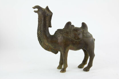 Figur, China, 2o. Jh., im Ming-Stil, Bronze, Kamel, feiner Guss und Patina. H: 19 cm. www.beyreuther.de