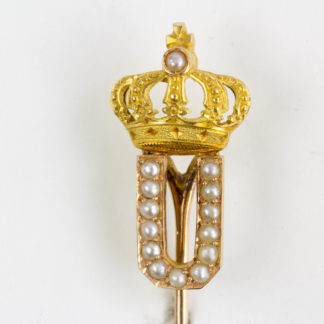 Geschenknadel, um 1900, Gold, bekröntes, mit Perlen besetztes Monogramm U, für Ulrich von Württemberg (1877-1944). L: 8 cm. www.beyreuther.de