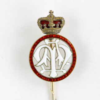 Geschenknadel, um 1900, 585er Gold, weiss emailliertes Monogramm MA für Maximilian Anton von Thurn und Taxis, umgeben von einem rot emallierten Kreis, mit rot emaillierter Fürstenkrone. L: 8 cm.