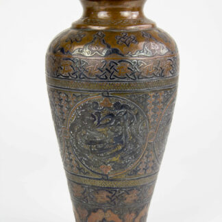 Vase, Syrien/Ägypten, Cairoware, Mitte 20. Jh., Kupfer mit Silber aufgelegt, umlaufend mit Ornamenten und Symbolen verziert, Gebrauchsspuren. H: 21 cm. www.beyreuther.de