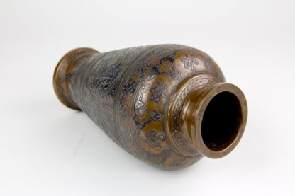 Vase, Syrien/Ägypten, Cairoware, Mitte 20. Jh., Kupfer mit Silber aufgelegt, umlaufend mit Ornamenten und Symbolen verziert, Gebrauchsspuren. H: 21 cm.
